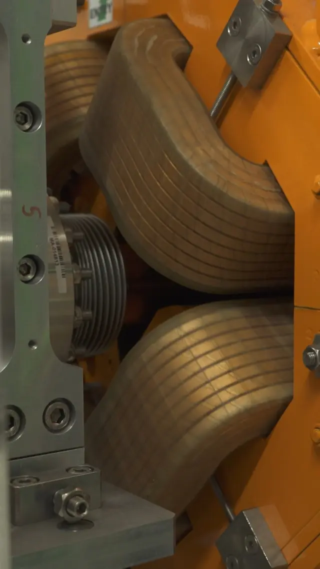⚡ Teilchenbeschleuniger-Fakten: Heute im Fokus – der Quadrupol-Magnet!

Wusstest du, dass ein Quadrupol-Magnet Teilchen nicht einfach nur ablenkt, sondern den Teilchenstrahl präzise fokussiert? 🧲 Er wirkt dabei ähnlich wie eine Linse für Licht – nur eben für geladene Teilchen.

#Teilchenbeschleuniger #Physik #QuadrupolMagnet #Wissenschaft #Forschung #Science #Technik