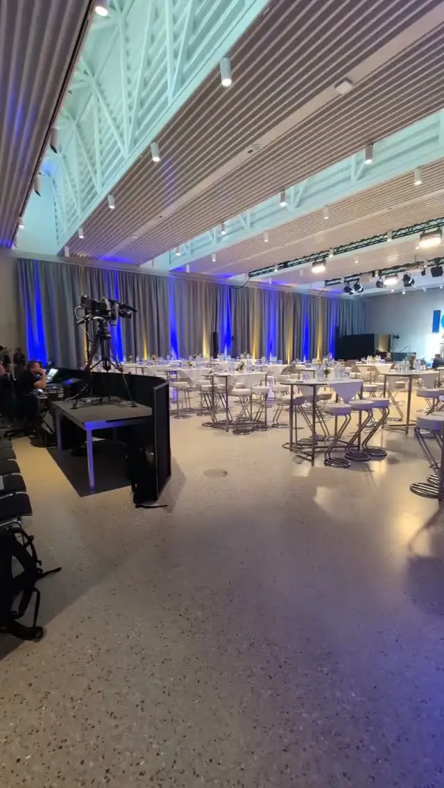 Wochenlang geplant, vorbereitet und darauf hingefiebert. Und plötzlich ist die Halle voll und der Moment da: Wir feiern 10 Jahre MedAustron! 💙 🎇 

#MedAustron #10JahreMedAustron #10JahreHoffnung